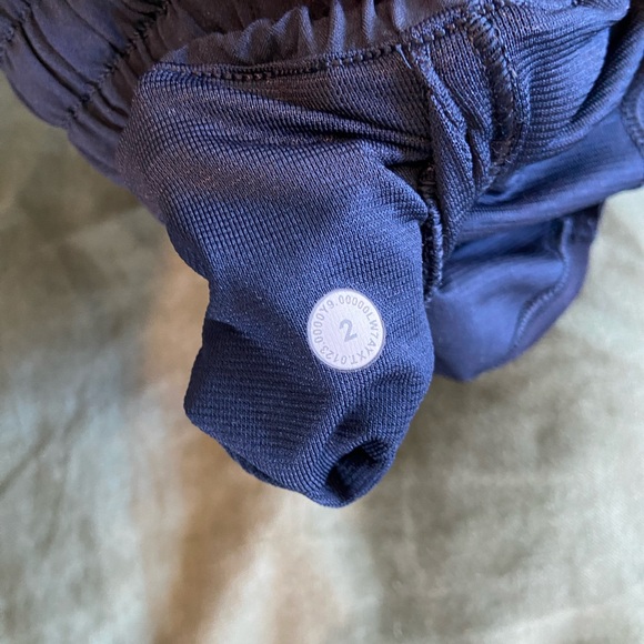 Lululemon Hotty Hot High Rise 4 in, sz 2 - Picture 3 of 3